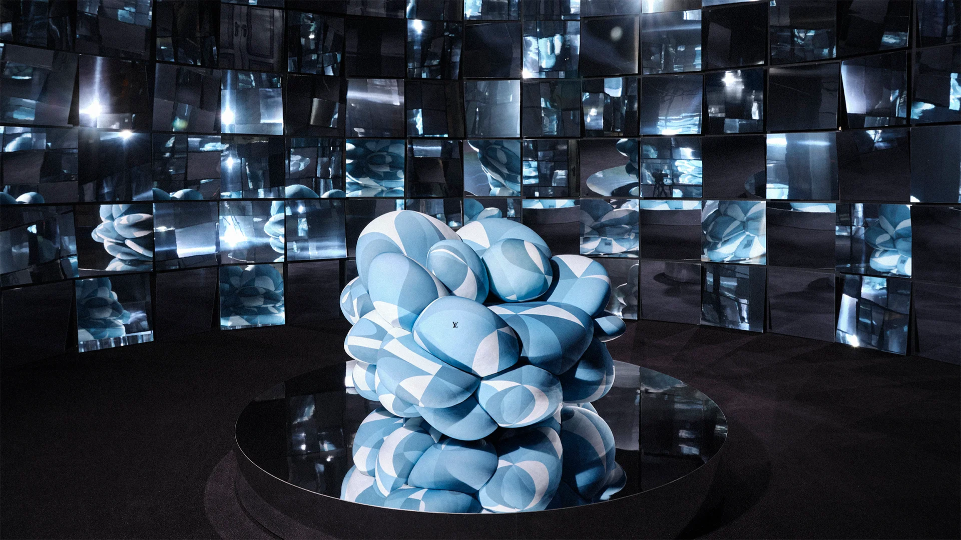 Louis Vuitton Stella Armchair von Raw Edges in spiegelnder Rauminstallation der Objets Nomades Kollektion